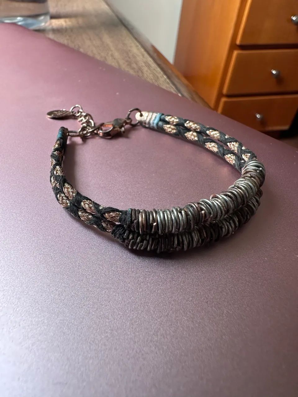 Pulseira de corda preta e dourada Accessorize