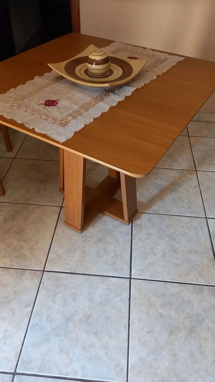 Mesa de Jantar 90 cmt em Madeira - Usada