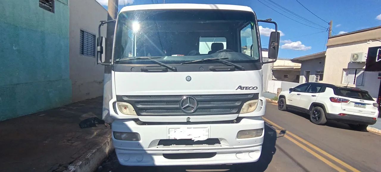 Caminhão Mercedes Benz Atego 2425