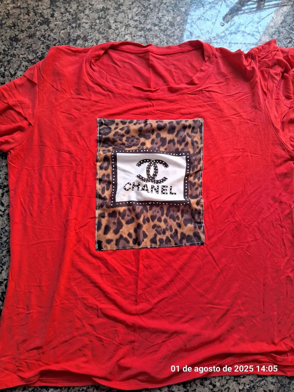 Camisa com manga vermelha  - Foto 2