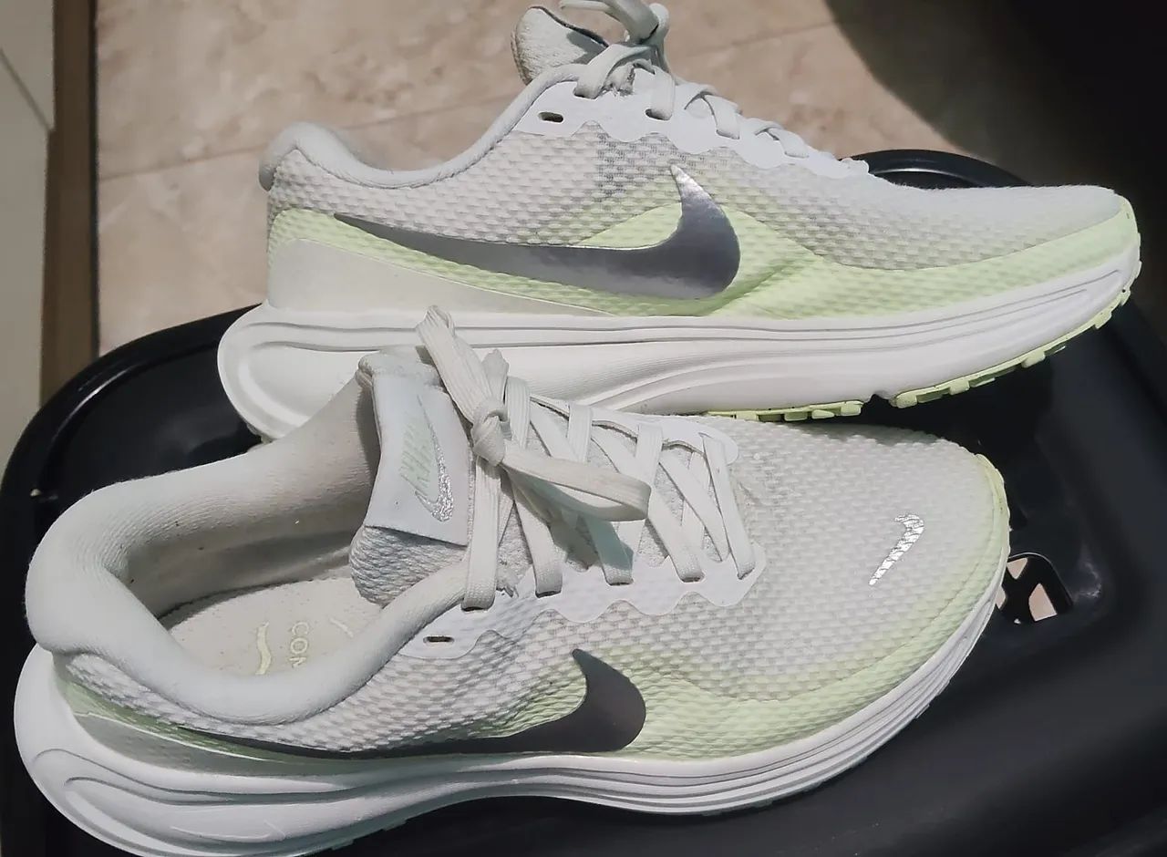 Tênis Nike tamanho 35 com pouco tempo de uso