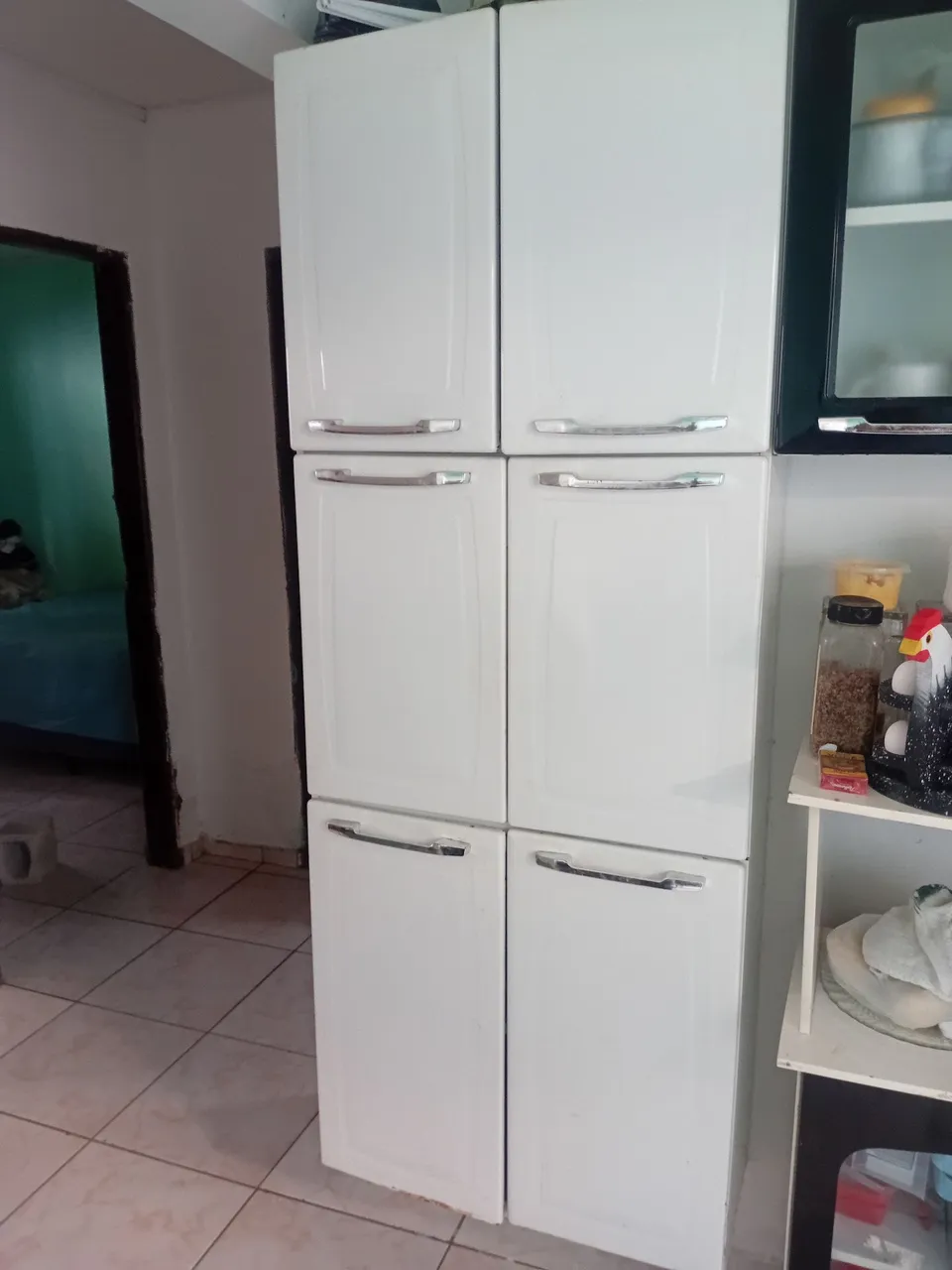 Armário de cozinha branco com 6 portas