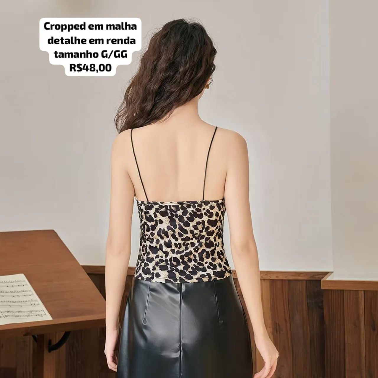 Cropped em malha com detalhe em renda - Foto 2