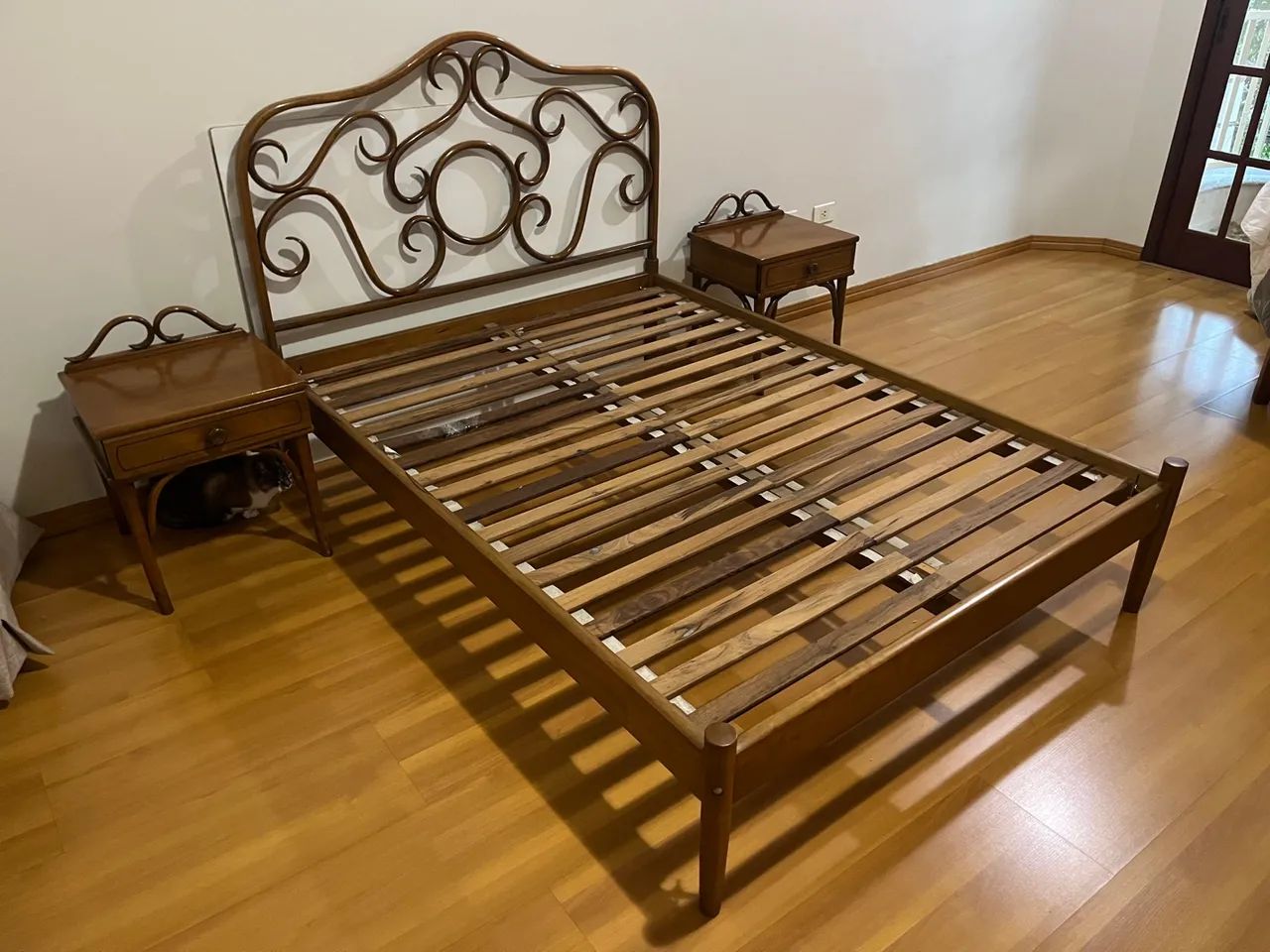 Cama Austriaca Thonet com mesas de cabeceira 