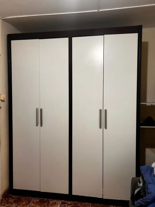 Guarda-Roupas de Madeira com 4 Portas