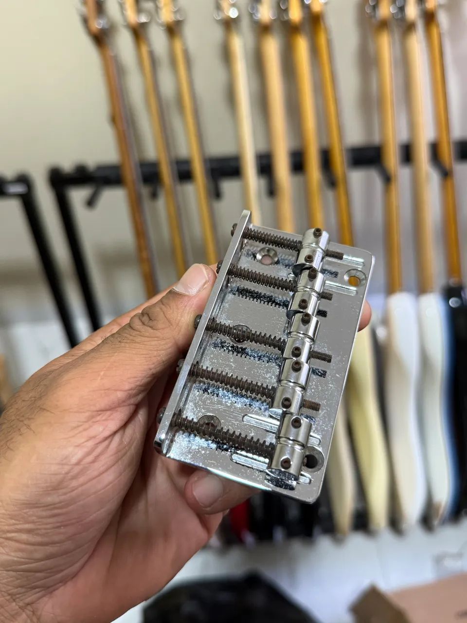 Ponte fender para baixo 5 cordas (tirado de um fender standard 5c usado) - Foto 2