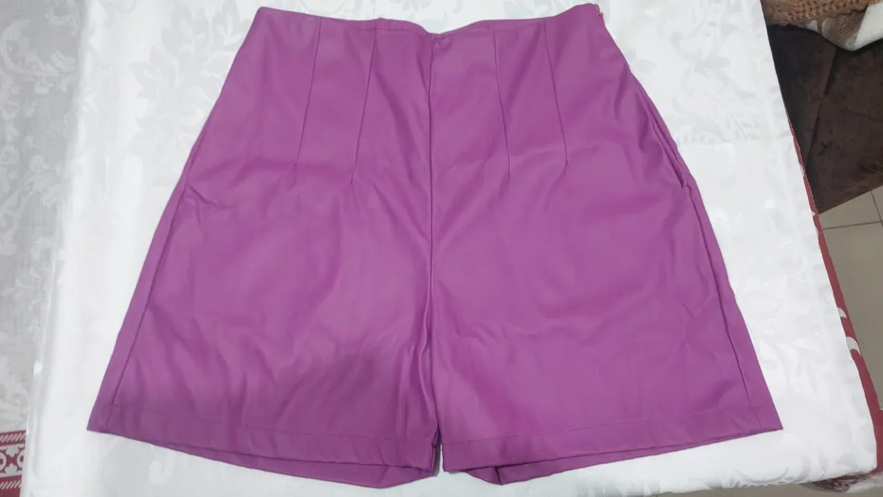 Shorts feminino roxo elegante