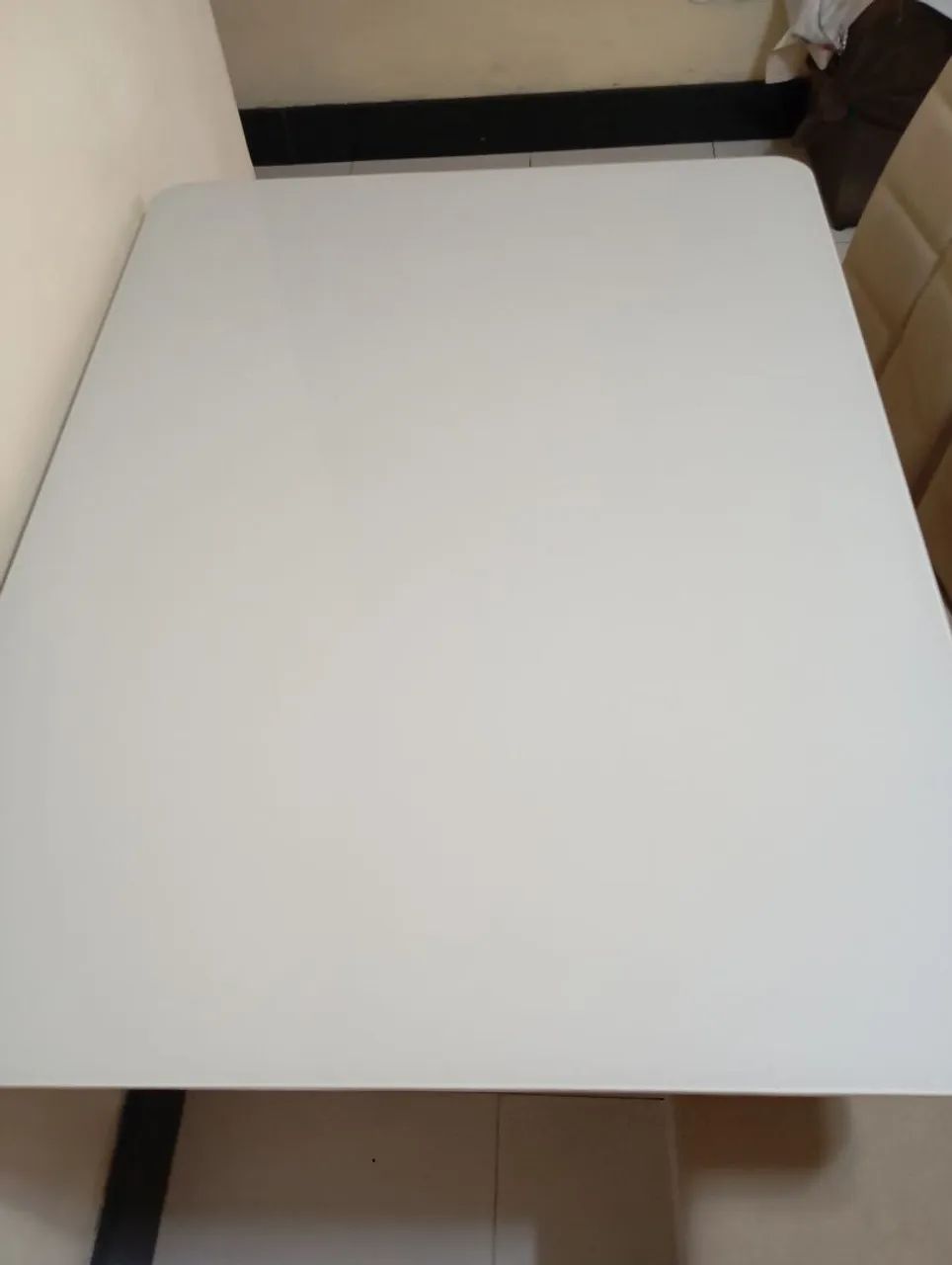 Mesa de jantar com 04 cadeiras acolchoadas semi nova 