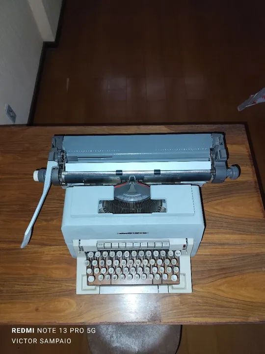 Máquina de escrever Olivetti Linea 9864842814489473123