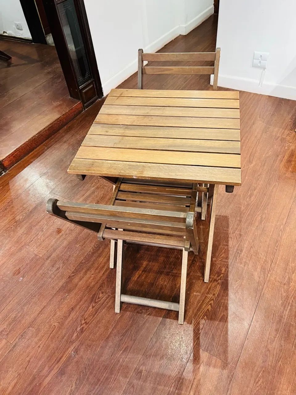 Conjunto Mesa e  2 Cadeiras de Madeira