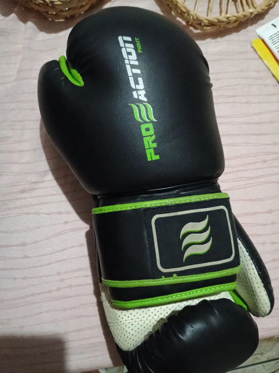 Luva de Boxe Pro Action - Preto e Verde