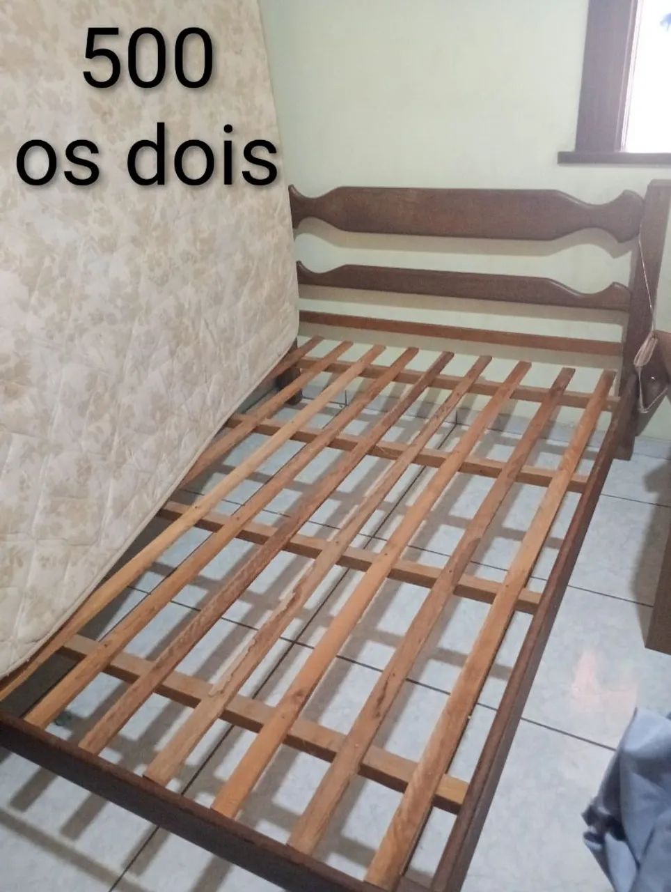 Cama de madeira com colchão - R$500