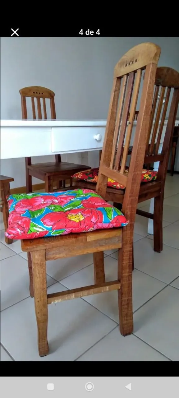 Mesa com 4 cadeiras de madeira