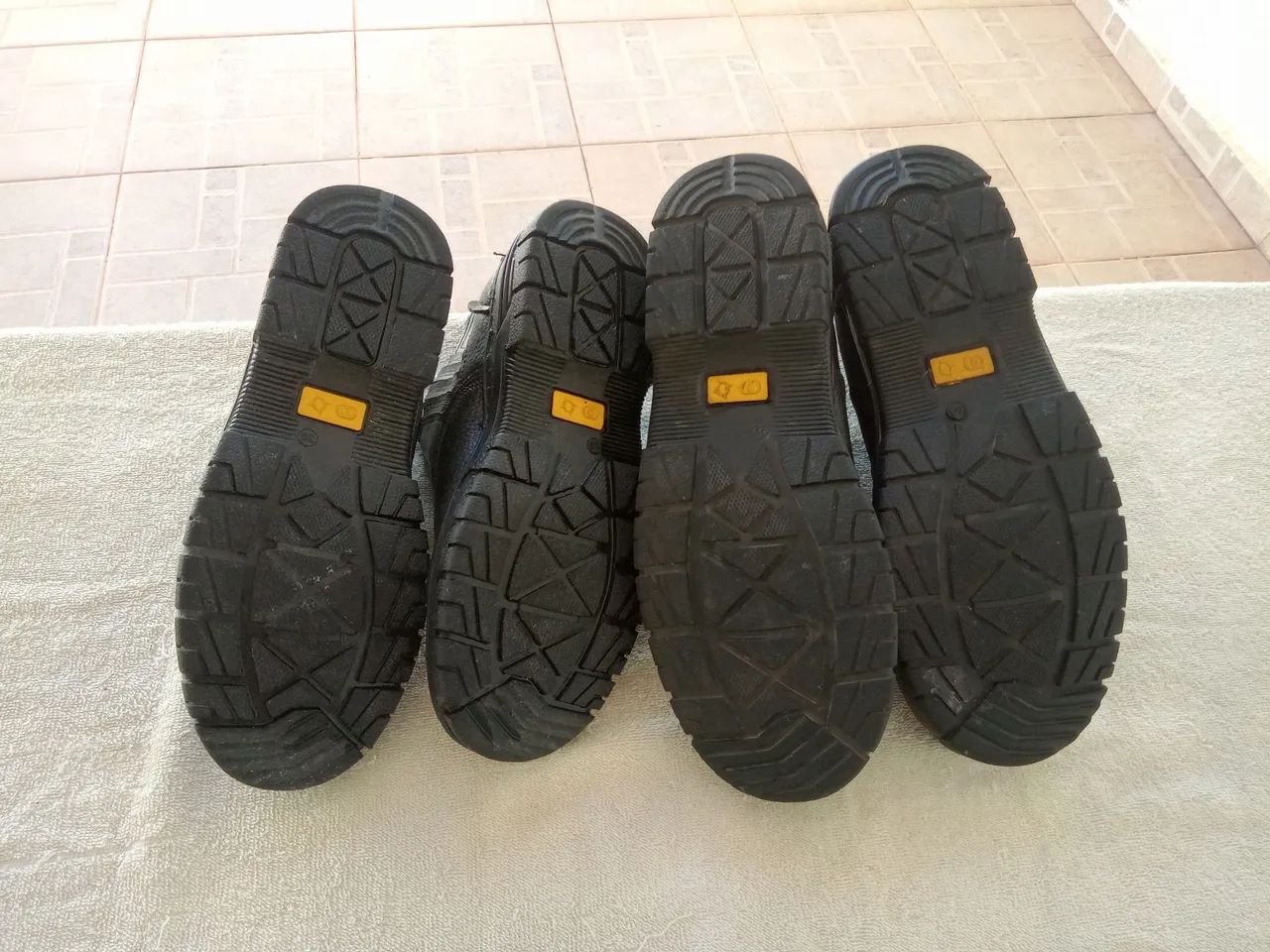 2 Pares Botinas números 39 e 44 Novas - Foto 4