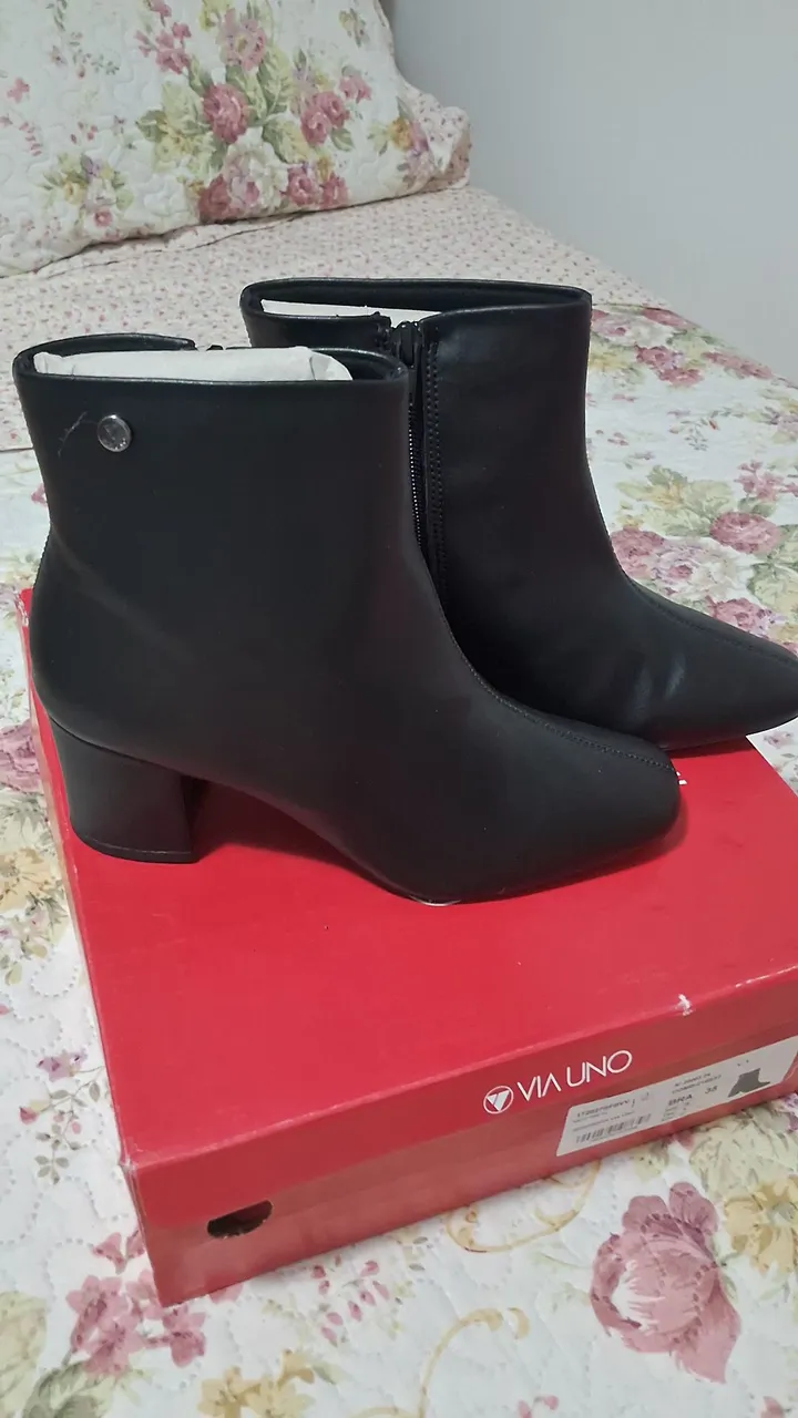 Bota Via Uno Preta - Elegância e Conforto