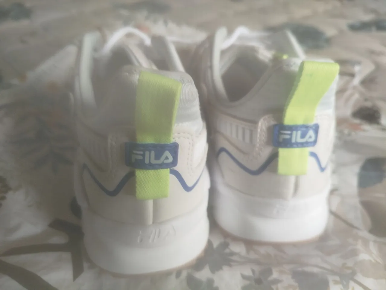 Tênis Fila Branco com Detalhes em Verde e Azul(Seminovo).