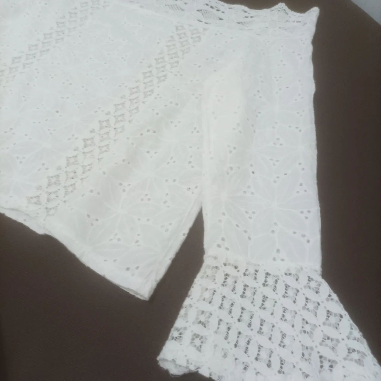 Blusa branca de algodão com detalhes em renda - Foto 3