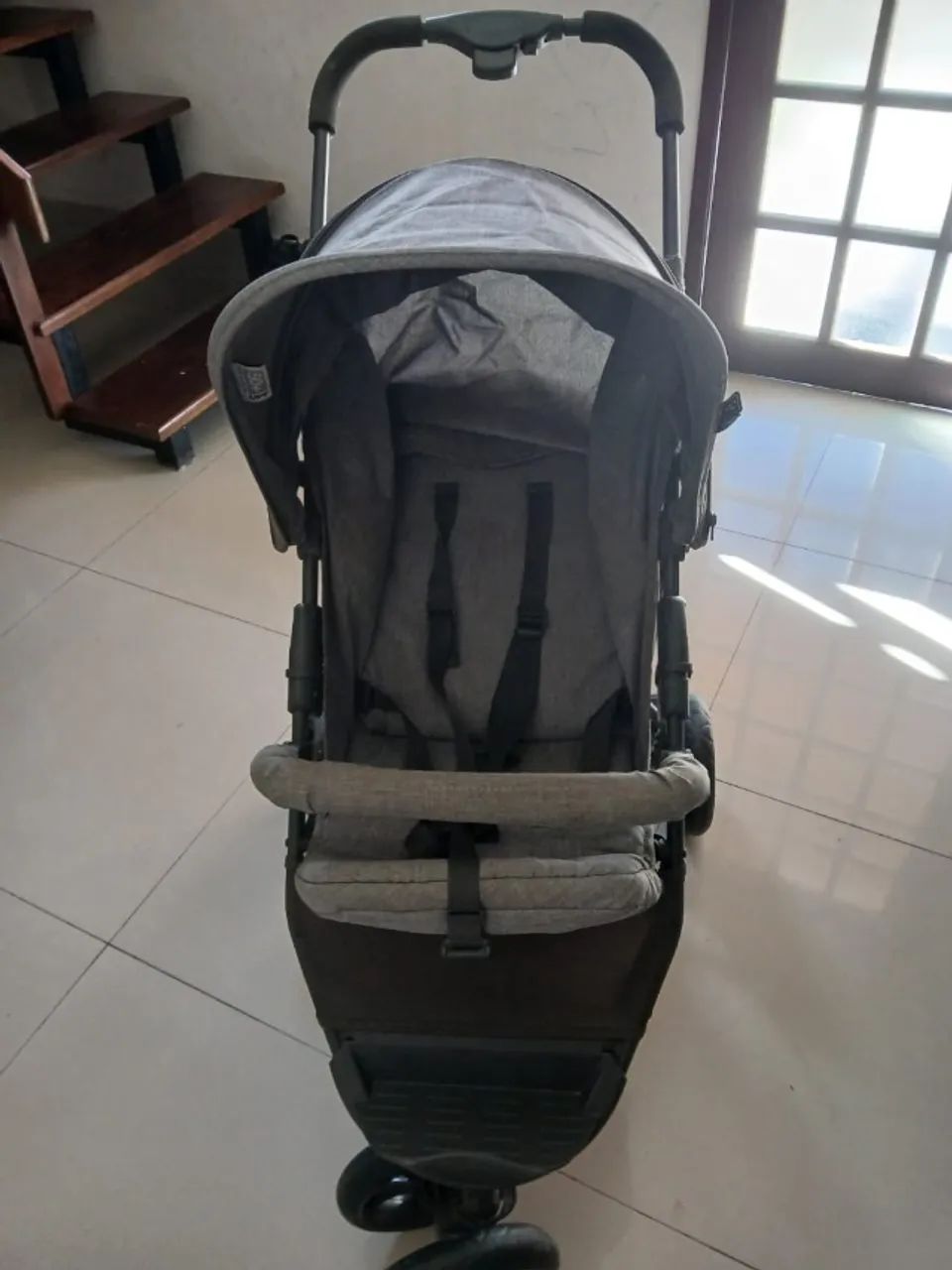 Carrinho de bebê cinza "3 rodas" - Foto 2