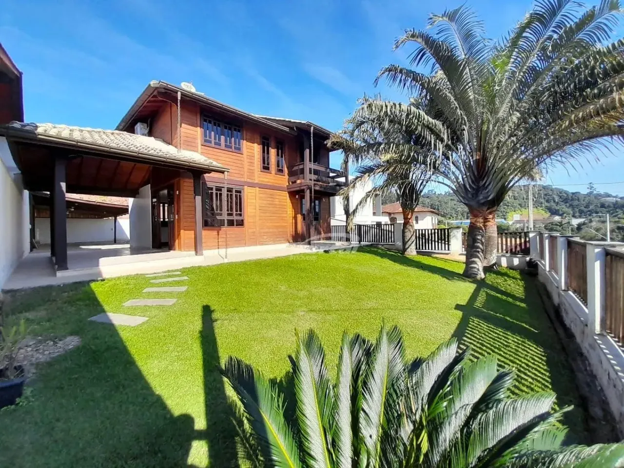 Casa belíssima disponível para locação no bairro Santa Terezinha em Gaspar/SC.