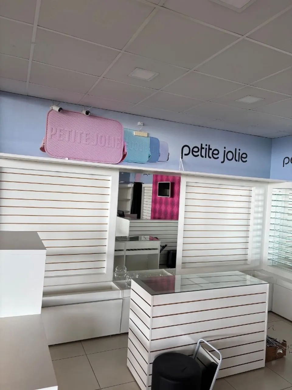 Móveis de Loja  inteira (exceto caixa e 1 balcão central)  - Foto 2