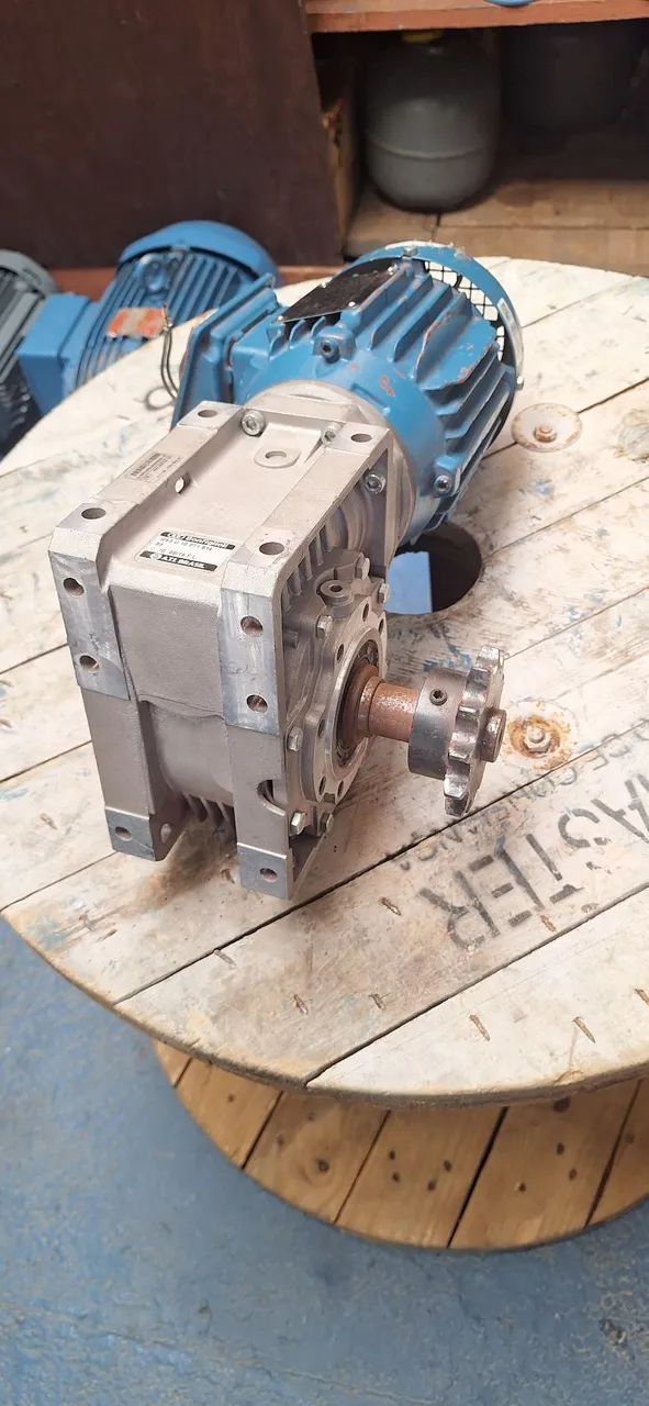 Motoredutor trifásico 0.33 cv redução: 1/10. Rotação final: 107. - Foto 6