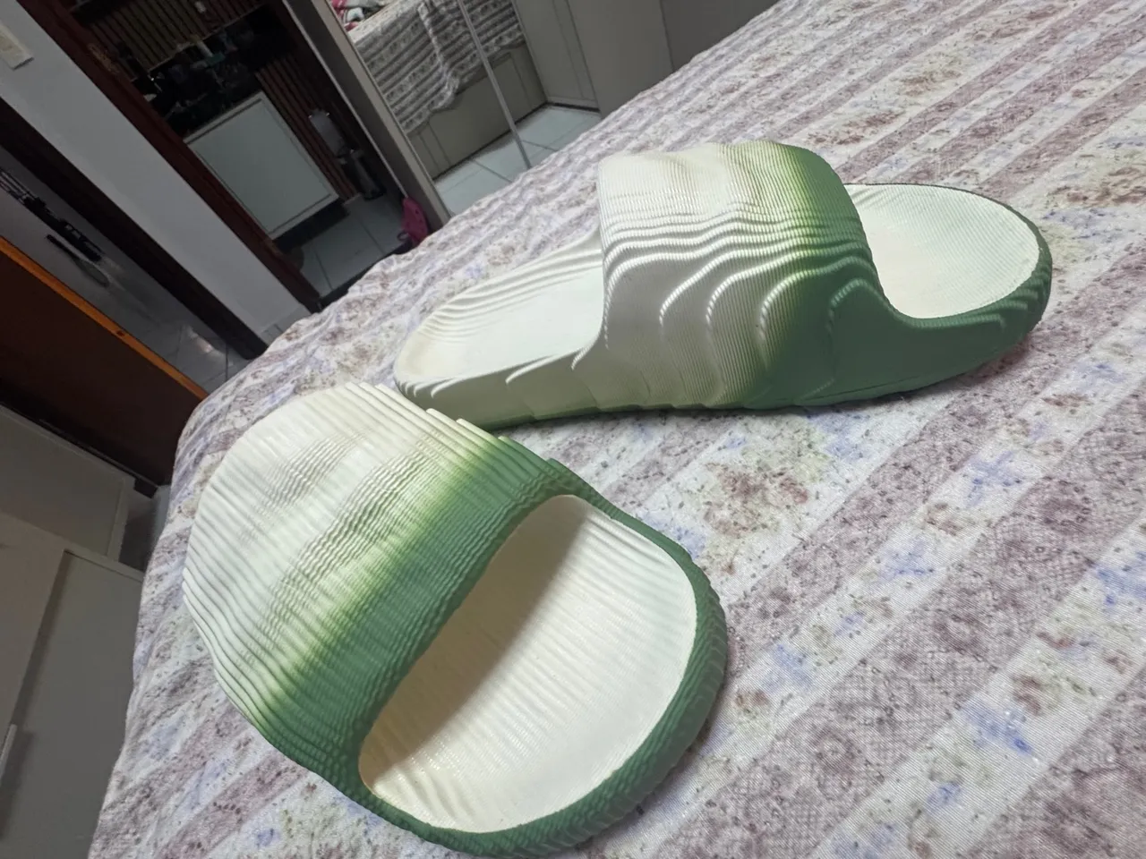 Vendo os chinelos adidas original verde com bege num 42/43