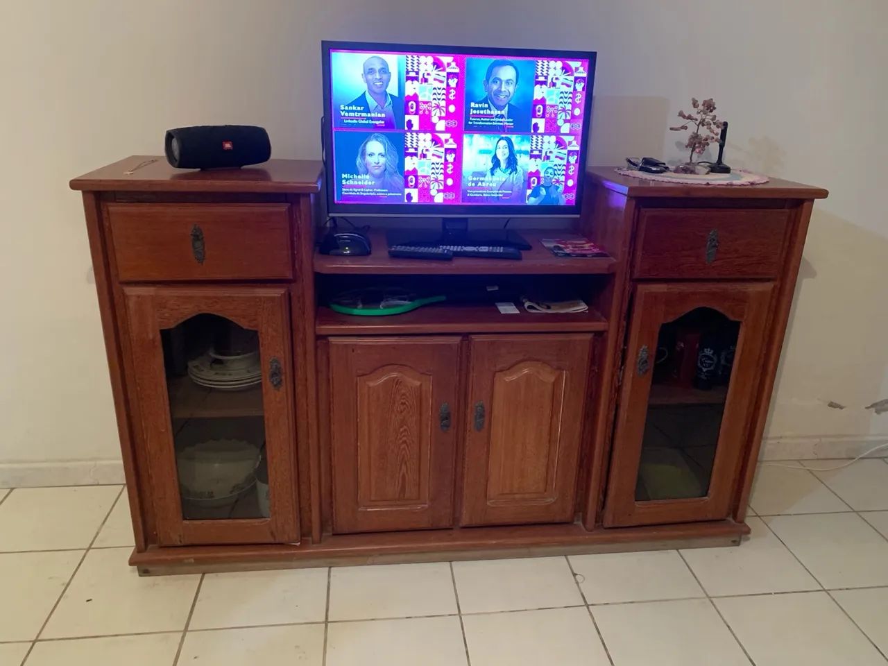 Rack de madeira com gavetas e portas - Foto 2