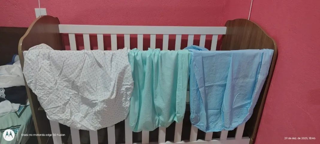 Vendo berço 3 em 1 com colchão + 2 kits berços  - Foto 2