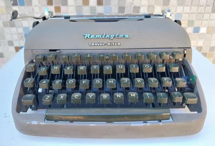 Máquina datilografia - com a caixa - LEIA A DESCRIÇÃO - Foto 3