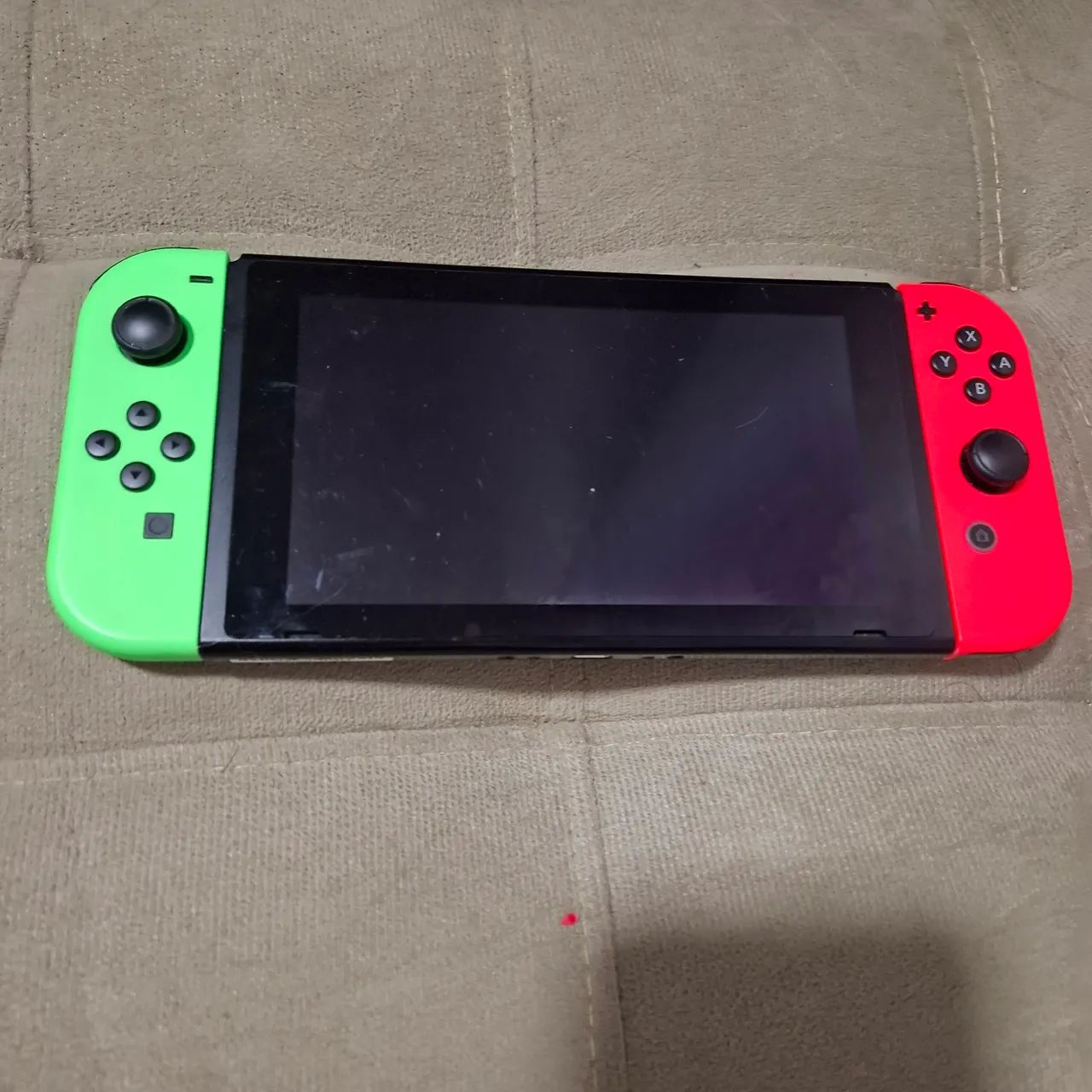 Nintendo Switch com Joy-Cons verde e vermelho