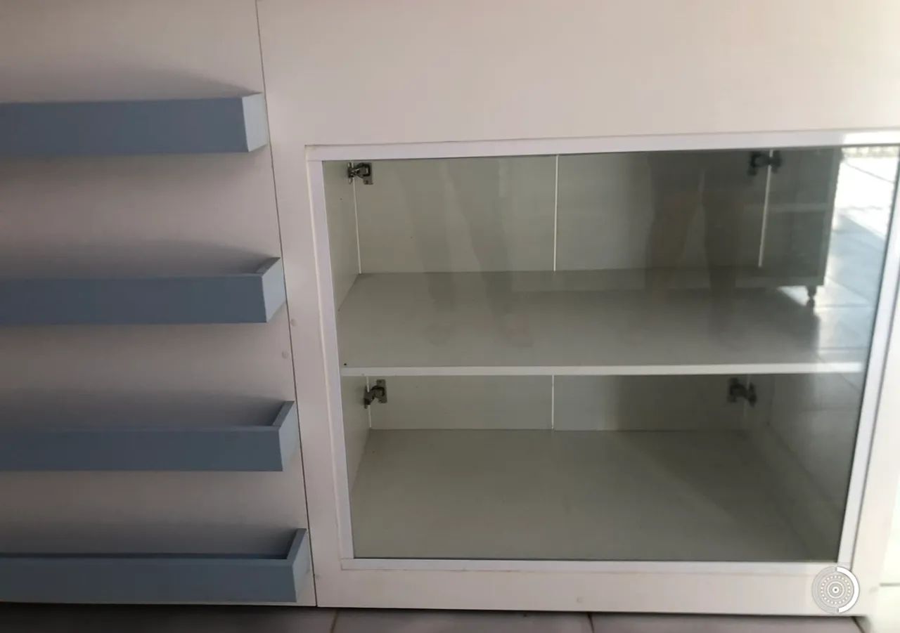 Balcão Branco com Prateleiras e Armário - Foto 2