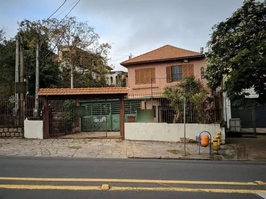 Ótimo terreno na Glória, de 362m² com 2 construções de alvenaria A casa principal na frent