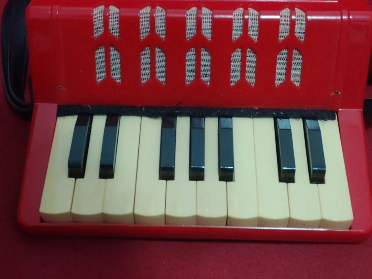 Vendo Mini acordeon vermelho 