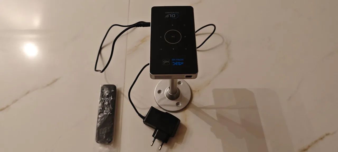 Mini Smart Projetor 4K Ultra HD C6 32GB 2GB Android Usado - Foto 2