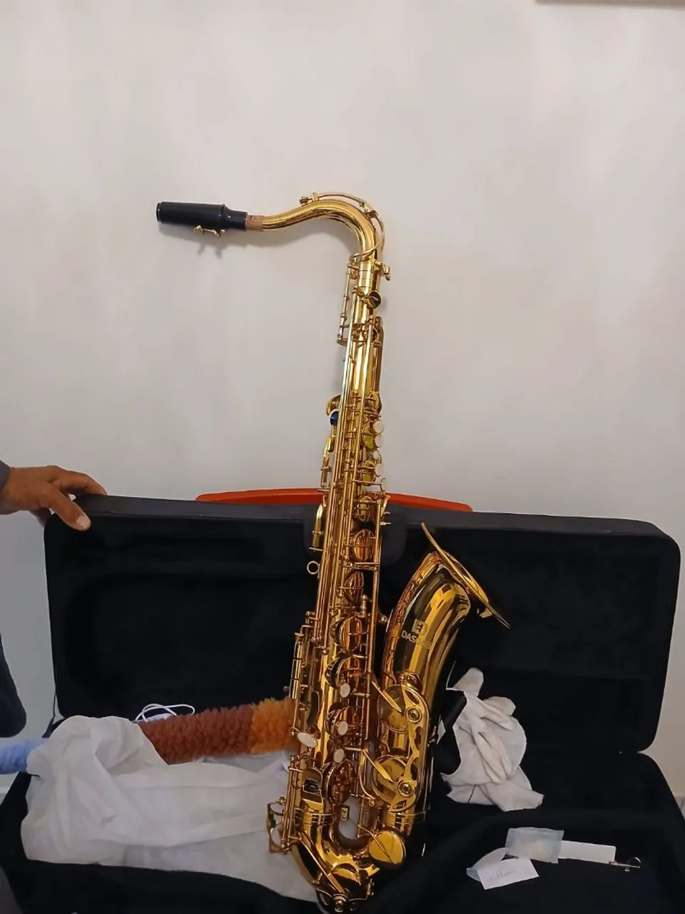 Saxofone Dourado Profissional - Qualidade e Som Impecável!
