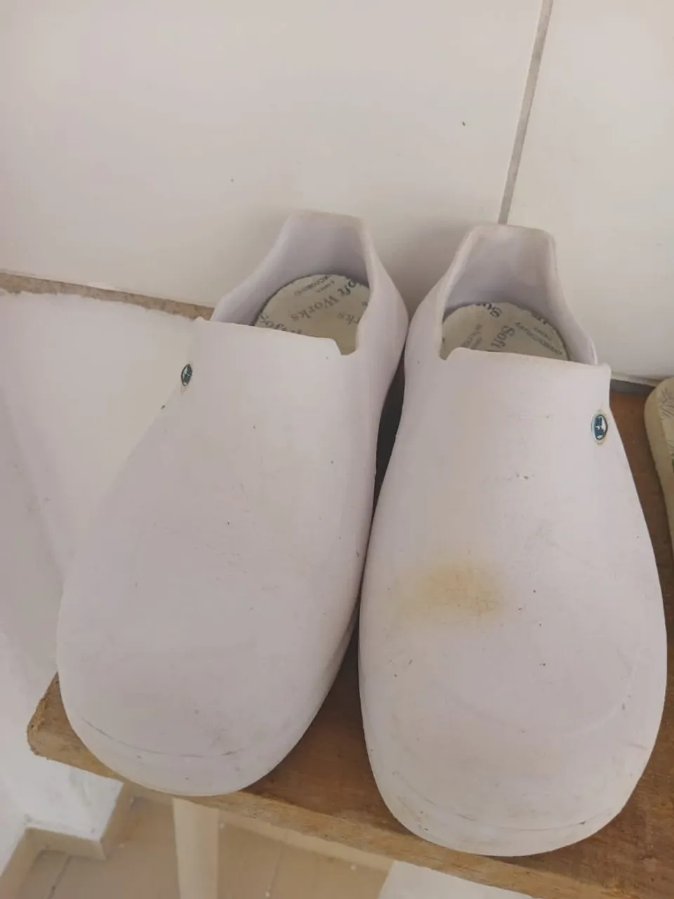 Sapatos de segurança brancos