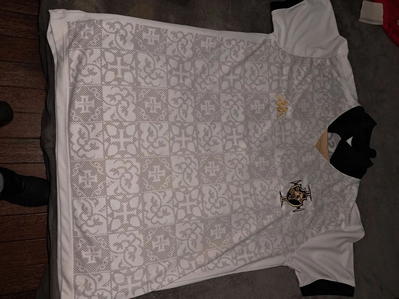 Camiseta Branca com Detalhes em Preto e Dourado