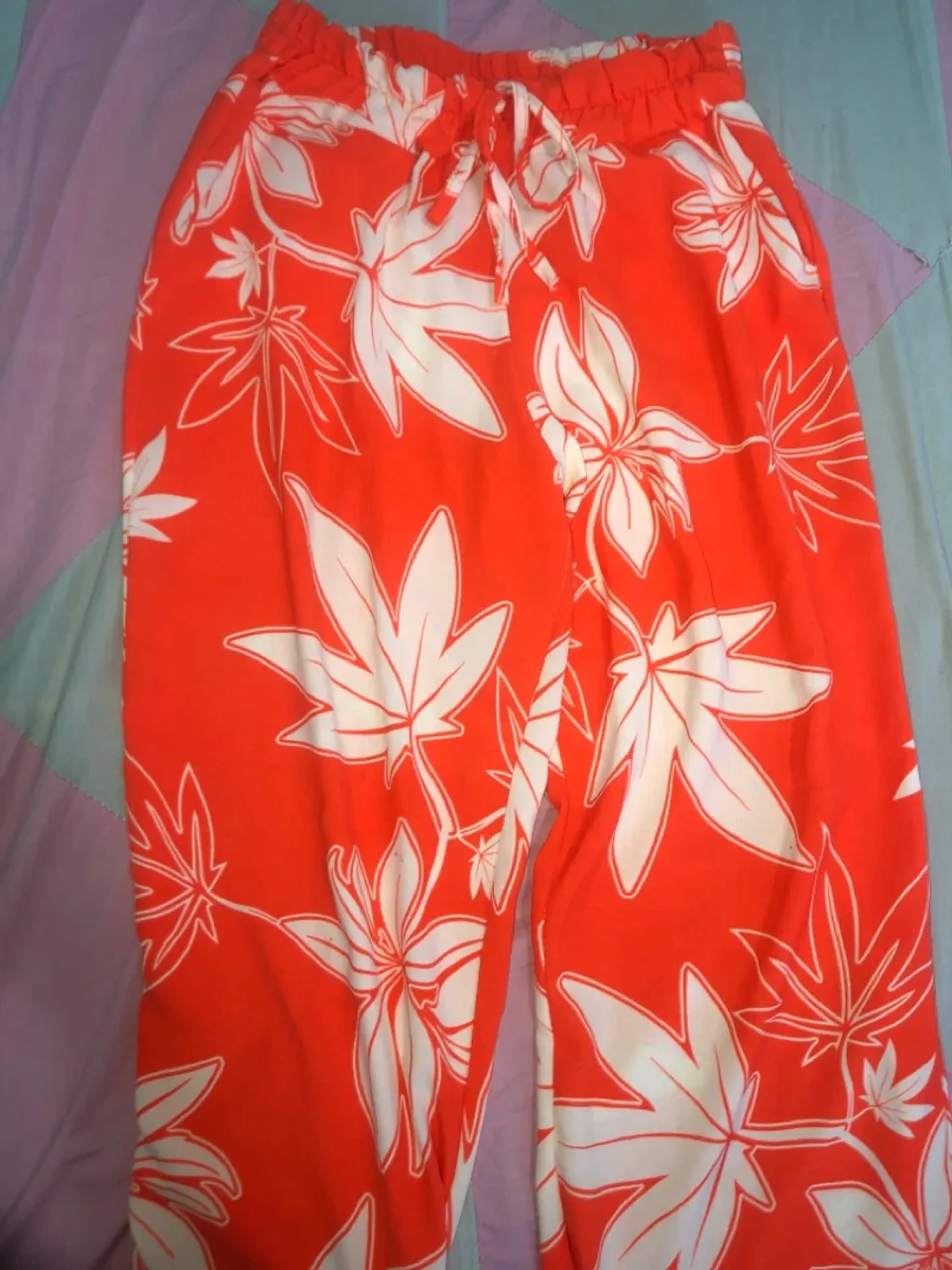 Calça estampada laranja com flores