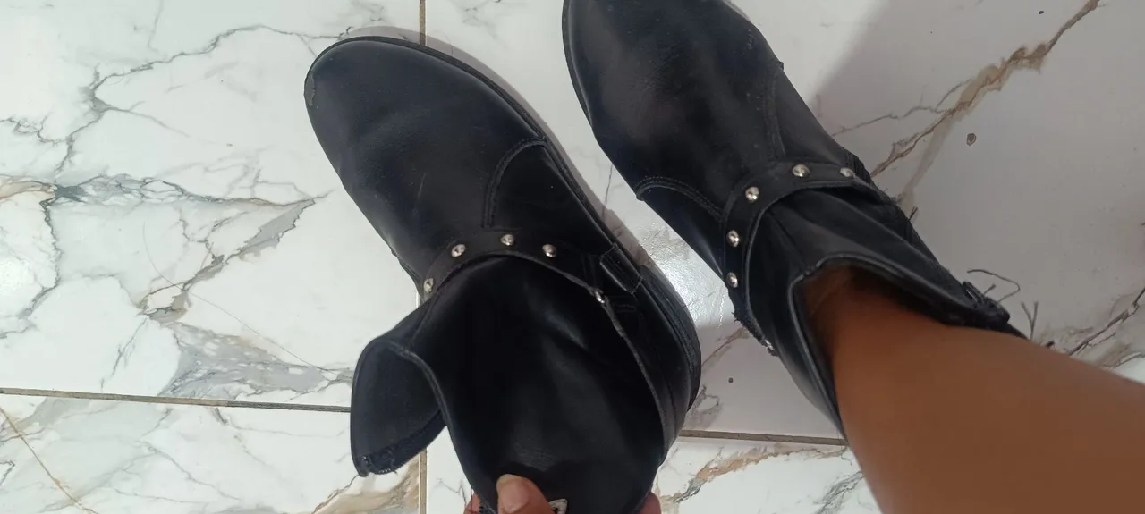 Bota preta com detalhes