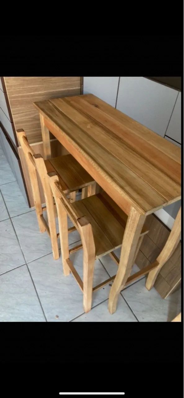 Mesa Alta estilo aparador nova madeira maciça Elcalipto acompanha duas banquetas