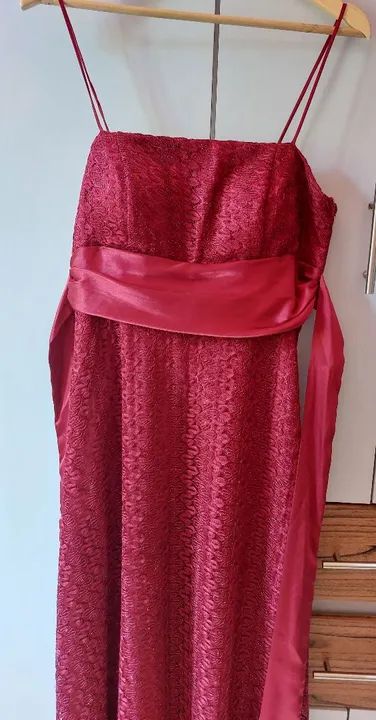 Vestido de festa longo rendado cor vinho