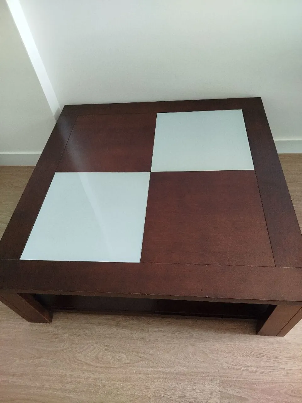 Mesa de centro em madeira com tampo de vidro
