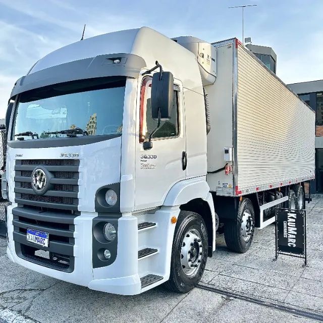 Vw 30.330 Constellation Teto Alto ano 2023 Bitruck 8x2.