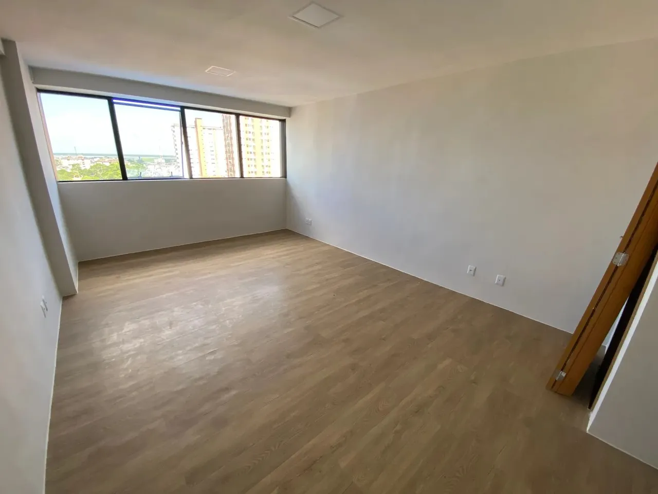 Excelente Sala Comercial na Batista Campos - Vista do Rio - Sala Reformada