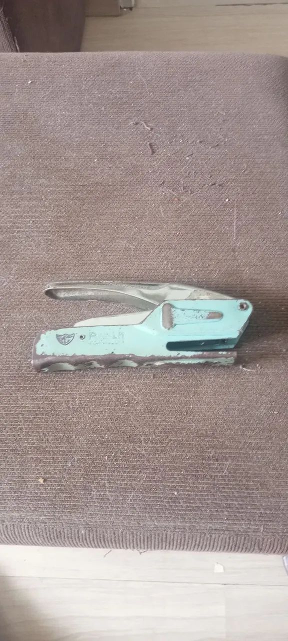 Vendo grampeador antigo funcionando 64842112002817120