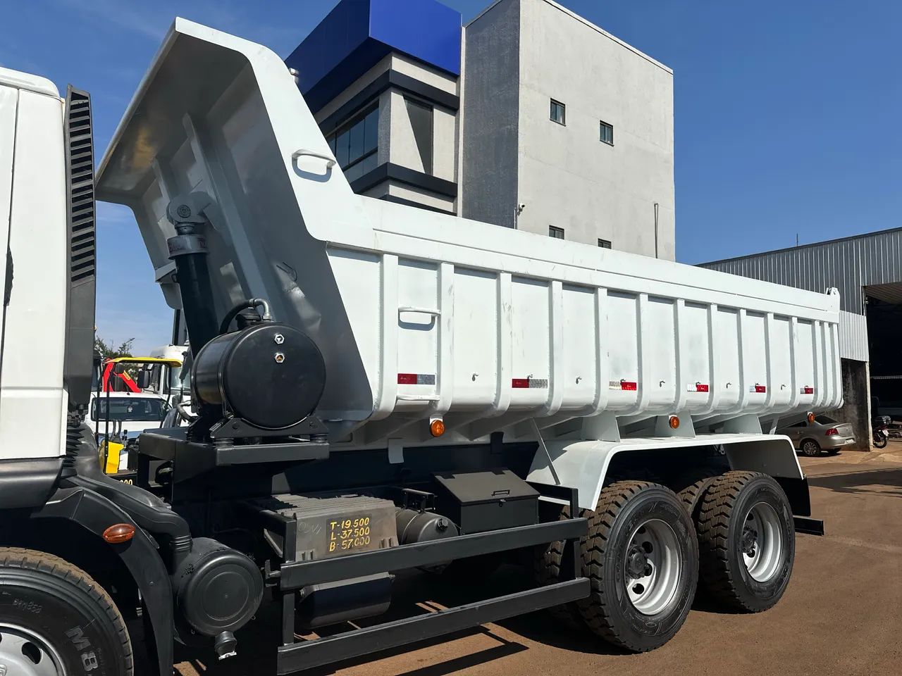 Iveco Tector 6x4 2019 Caçamba  - Foto 10