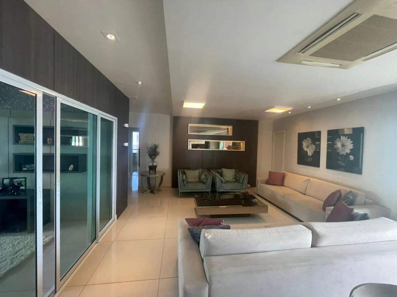 Apartamento para venda possui 268 metros quadrados com 4 quartos em Ponta D'Areia - São Lu
