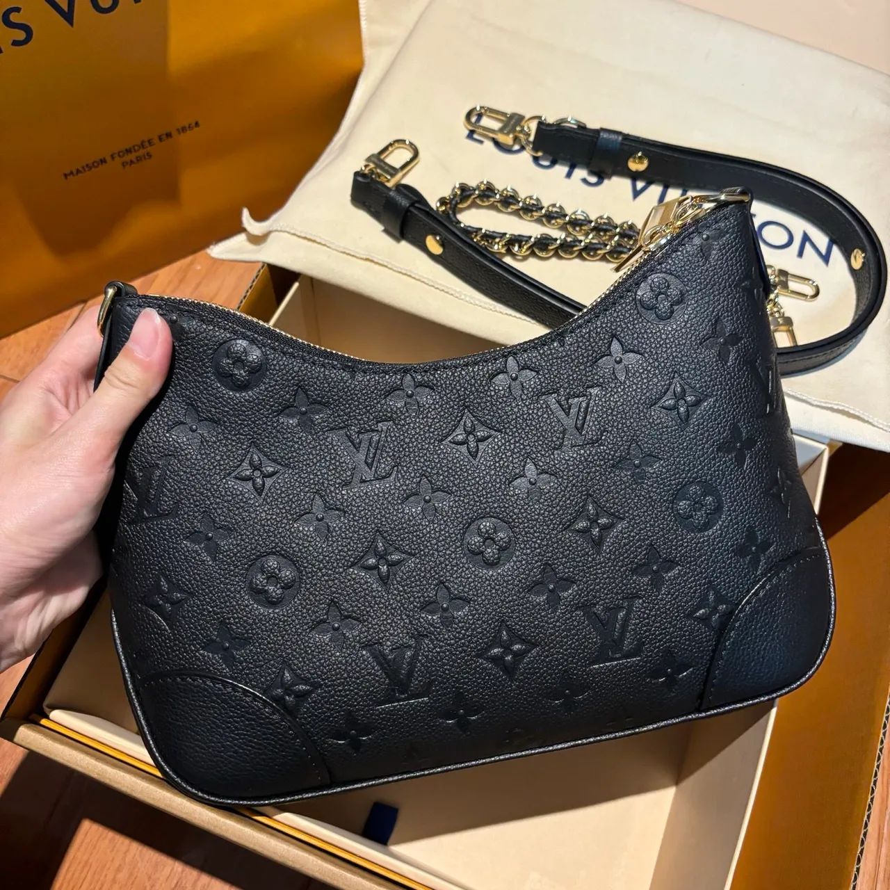 Bolsa Hobo Louis Vuitton Monogram Preta com Corrente
