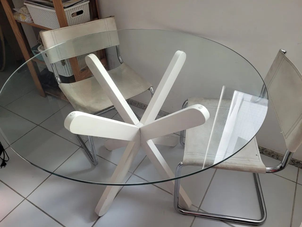 Mesa de vidro base de madeira branca