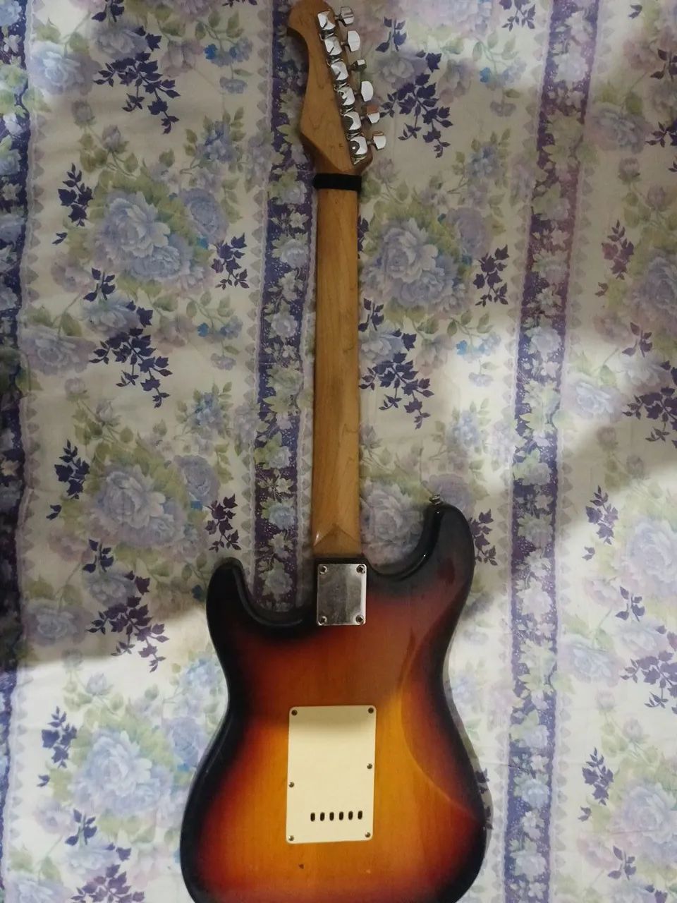 ? Guitarra Eagle Stratocaster Sunburst + Capa - Funcionando 100% ? - Foto 3
